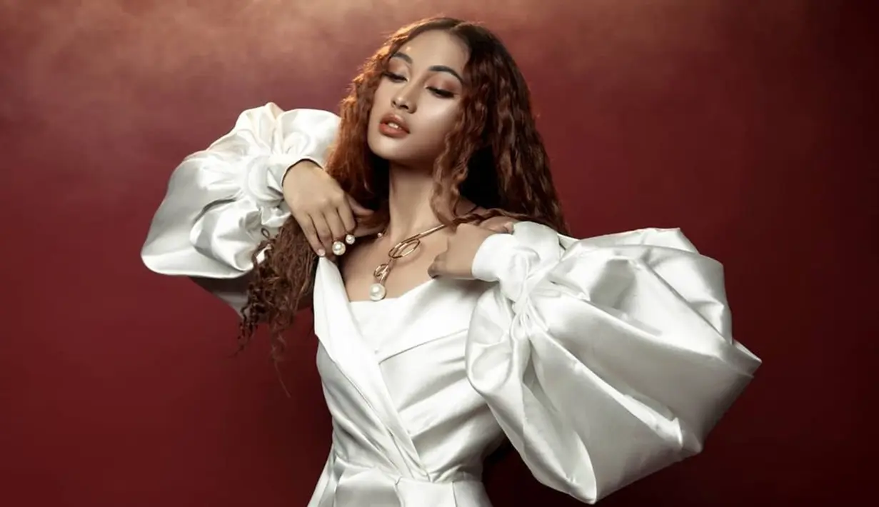 Tak hanya punya suara emas, pemilik nama lengkap Novia Noval Bachmid ini juga punya pesona yang khas. Tak heran jika ia kerap jadi model langganan fotografer ternama. Kali ini, Novia Bachmid tampil menawan memakai dress berwarna putih lengkap dengan aksesoris di kepala(Liputan6.com/IG/@noviabachmid)