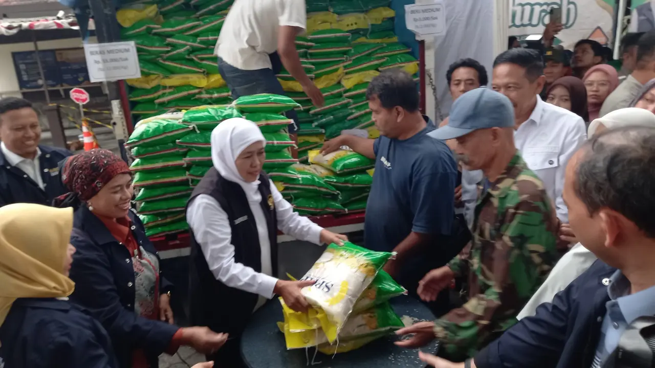 Gubernur Jatim, Khofifah Indar Parawansa saat Pasar Murah di Kota Malang menyediakan beras SPHP.