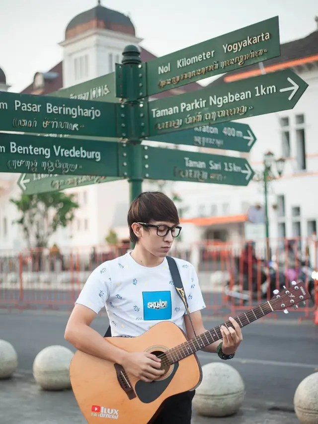 6 Potret Ilux Pelantun Lagu 'Mundur Alon-Alon', Pemuda Asal Banyuwangi