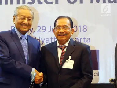 Perdana Menteri (PM) Malaysia, Mahathir Mohamad (kiri) dan Ketua Indonesia-Malaysia Business Council (IMBC) Tanri Abeng (kanan) berjabat tangan saat melakukan pertemuan di Hotel Grand Hyatt Jakarta, Jumat (29/06). (Liputan6.com/HO/Ismail)