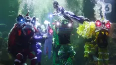 Sejumlah penampil menunjukkan atraksi barongsai di dalam akuarium Sea World Ancol, Jakarta, Rabu (18/1/2023). Pertunjukan barongsai bawah air tersebut merupakan rangkaian Ancol Lunar Fest 2023 dalam rangka menyambut Tahun Baru Imlek 2574 Kongzili. (Liputan6.com/Herman Zakharia)