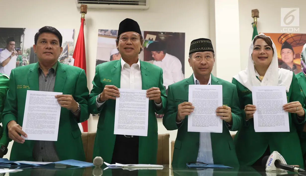 Ketum DPP PPP Djan Faridz bersama pengurus partai dokumen sikap partai terhadap putusan MK terkait membolehkannya pencantuman aliran kepercayaan pada kolom agama di KTP di kantor DPP PPP, Jakarta, Selasa (14/11). (Liputan6.com/Angga Yuniar)
