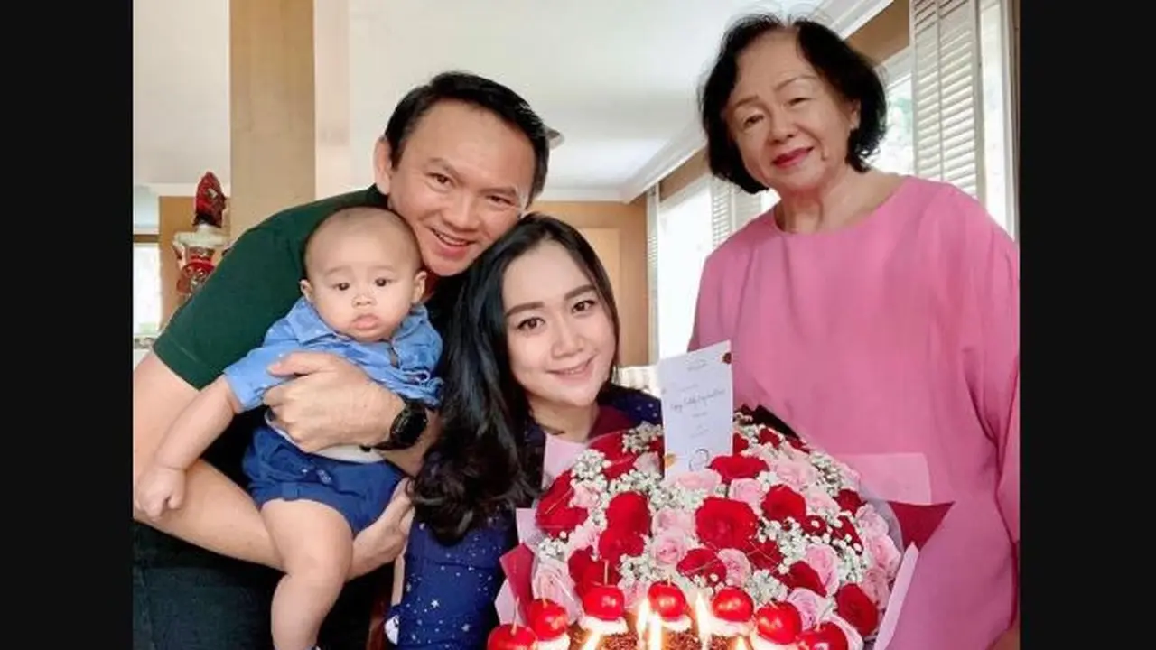 Ahok Hadiahi Buket Bunga Mawar Merah bagi Puput Nastiti Devi yang Berulang Tahun