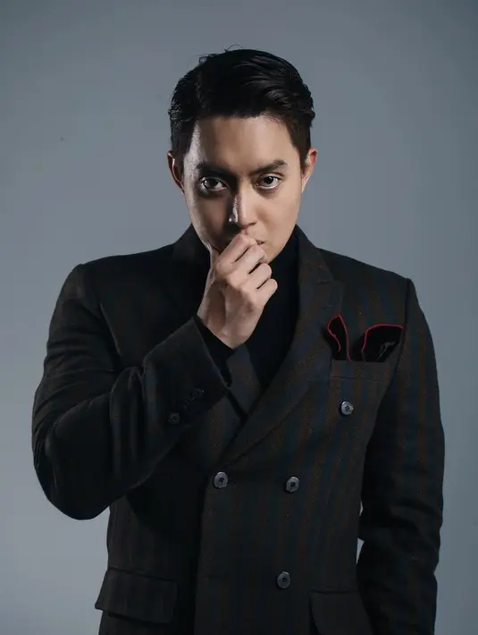 Beberapa waktu lalu, pemeran dalam film Kambing Jantan: The Movie  itu mengaku tengah menjalin cinta dengan perempuan bukan dari kalangan selebriti. (Instagram/edrictjandra)