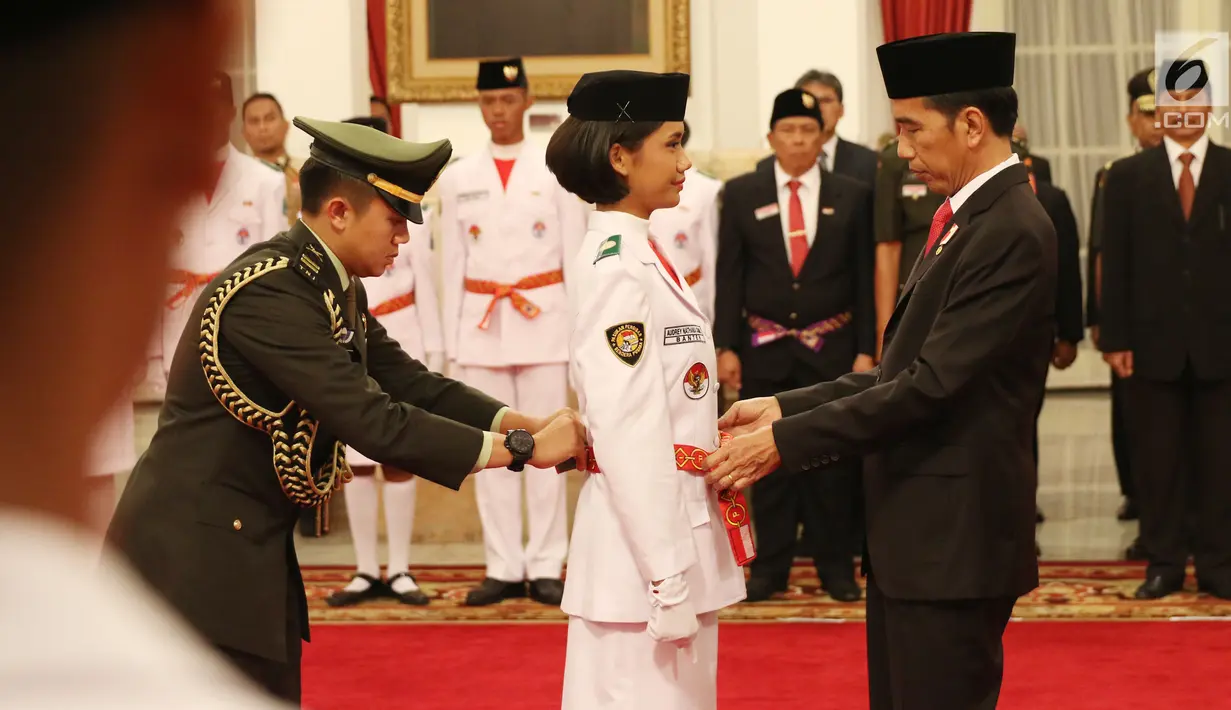Presiden Joko Widodo (Jokowi) mengukuhkan Pasukan Pengibar Bendera Pusaka (Paskibraka) Nasional 2017 di Istana Negara, Jakarta, Selasa (15/8). Pengukuhan tersebut dilakukan melalui upacara pengukuhan di Istana Negara. (Liputan6.com/Angga Yuniar)