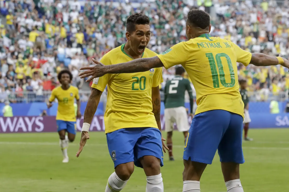FOTO: Tundukkan Meksiko, Brasil Melaju ke Perempat Final