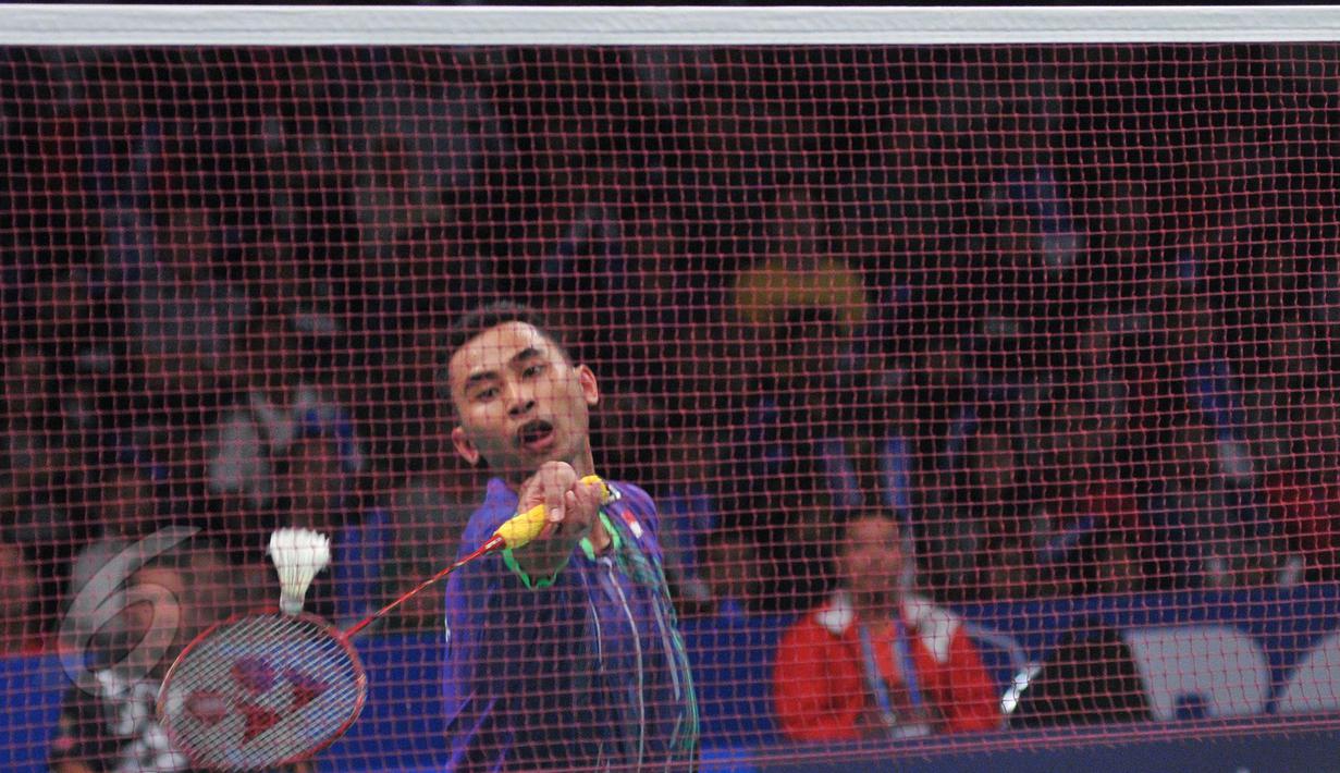 Pebulu Tangkis tunggal putra Indonesia, Tommy Sugiarto mengembalikan kok ke arah Marc Zwiebler di putaran kedua BCA Indonesia Open Superseries Premier 2015 di Jakarta, Rabu (4/6/2015). Tommy kalah 16-21, 22-20, 21-19. (Liputan6.com/Herman Zakharia)