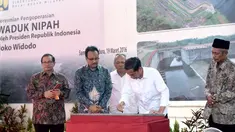 Presiden Jokowi menandatangani prasasti saat peresmian pengoperasian Waduk Nipah di Sampang, Madura, Jatim, Sabtu (19/3). Kapasitas volume air Waduk Nipah adalah 6 juta meter kubik. (Setpres/Cahyo)