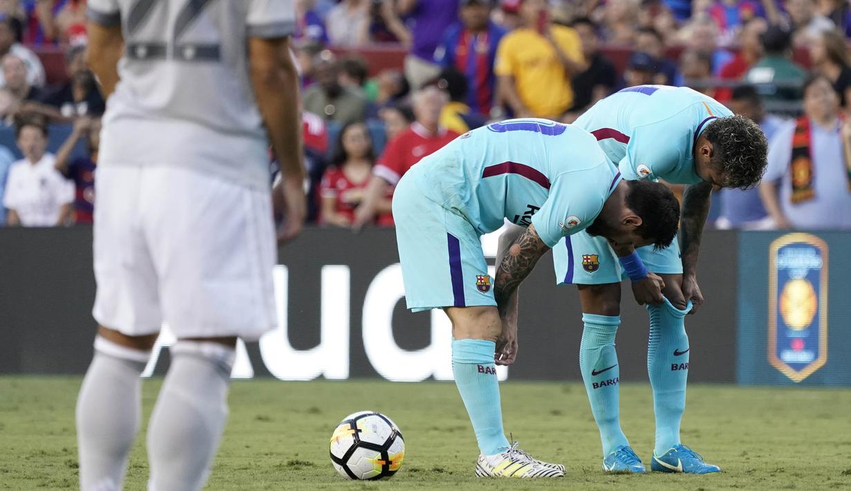 Bintang Barcelona, Lionel Messi, bersama Neymar berdiskusi sebelum tendangan bebas saat melawan Manchester United pada laga ICC di Stadion FedEx Field, Maryland, Rabu (26/7/2017). Barcelona menang 1-0 atas Manchester United. (EPA/Shawn Thew)