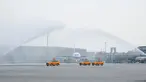 Pesawat pengangkut petugas medis yang diperbantukan ke Provinsi Hubei disambut tembakan meriam air saat mendarat di Bandara Internasional Taoxian Shenyang, Shenyang, Provinsi Liaoning, China, Jumat (20/3/2020). Mereka dipulangkan seiring meredanya wabah virus corona COVID-19. (Xinhua/Long Lei)