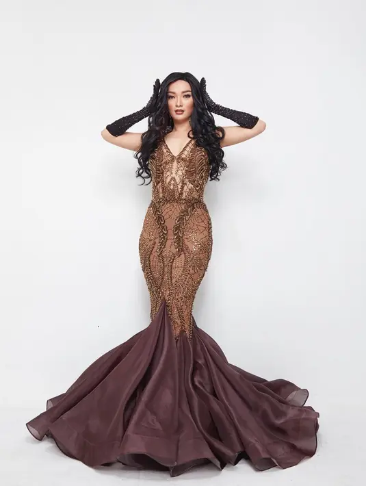 Melalui single Satu Jam Saja, nama Zaskia Gotik pun akhirnya pun dikenal publik. Namanya semakin melejit setelah pertunangannya dengan Vicky Prasetyo batal. (Foto: instagram.com/zaskia_gotix)