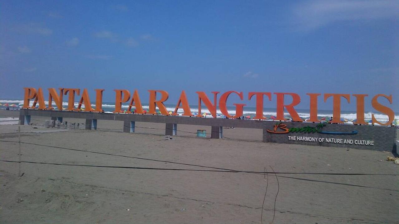 Alasan Logis Dilarang Memakai Baju Berwarna Hijau di Pantai Parangtritis