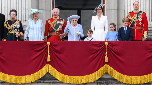 Putri Anne, Camilla, Pangeran Charles, Ratu Elizabeth II, Kate Middleton, Pangeran William, Pangeran George, Putri Charlote, dan Pangeran Louis