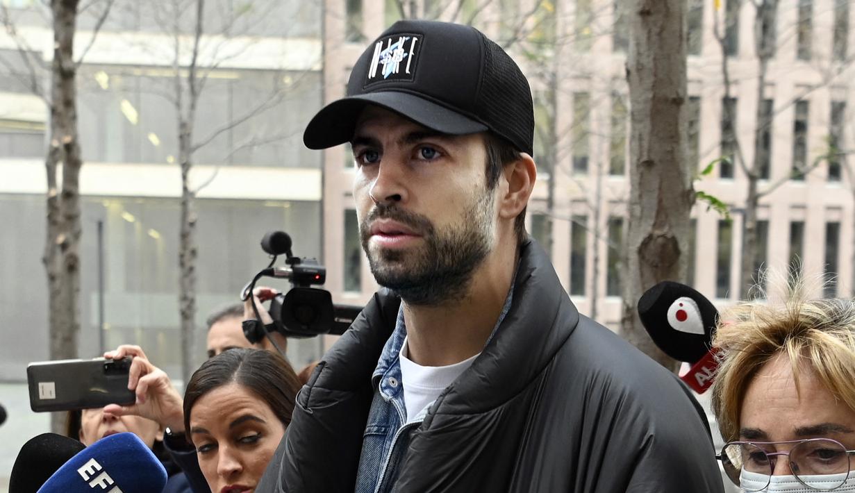 <p>Mantan Bek Spanyol dan Barcelona, Gerard Pique (tengah) meninggalkan pengadilan di Barcelona pada 1 Desember 2022. Pique dan Shakira membuat kejutan dengan mengumumkan perpisahan pada musim panas tahun ini. Keduanya sepakat mengakhiri hubungan asmara yang sudah terjalin selama 12 tahun dan menghasilkan dua orang putra: Milan dan Sasha. (AFP/Josep Lago)</p>