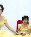 Mulan Jameela dan buah hatinya, Safeea Ahmad nampak sangat kompak. Lihat saja keduanya sama-sama memakai gaun kuning panjang layaknya puteri-puteri di kerajaan. (Andy Masela/Bintang.com)