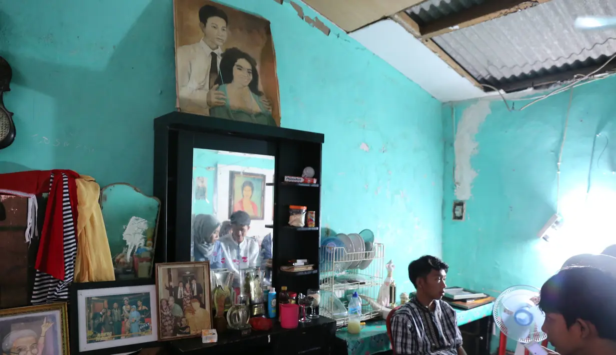 Darsih menambahkan, setiap kali mendapat job,  honornya tak bisa lagi menutupi kekurangannya. Bahkan sering kali gali lubang tutup lubang demi kebutuhan hidupnya. Apalagi dirumahnya juga tidak ada kompor. (Adrian Putra/Bintang.com)