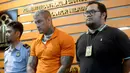 Terrence Murrel dihadirkan saat konferensi pers di kantor Imigrasi di Jimbaran, Bali (30/7/2019). Pria yang akrab disapa Terry ini diketahui berada di Indonesia sejak akhir Januari lalu. (AFP Photo/Sonny Tumbelaka)