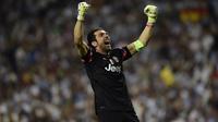 2. Gianluigi Buffon - Sejak tahun 2001 dirinya sudah dipercaya sebagai penjaga gawang utama dari Juventus meski kala itu masih berusia 23 tahun. Menjadi kiper terbaik Serie A selama delapan musim menjadi bukti kehebatannya bersama Si Nyonya Tua. (AFP/Javier Soriano)