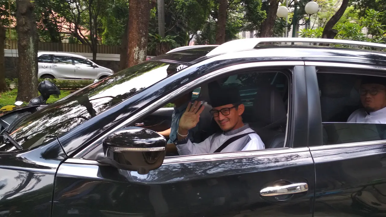 Cawapres nomor urut 02, Sandiaga Uno saat berangkat salat Jumat