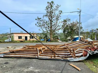 Gambar selebaran ini diambil dan dirilis pada 4 Maret 2023 oleh Jean-Baptiste Jeangène Vilmer, Duta Besar Prancis untuk Vanuatu dan Kepulauan Solomon, menunjukkan puing-puing di jalan di Port Vila. Negara Pasifik Vanuatu berada dalam keadaan darurat pada 3 Maret, setelah dua gempa bumi dan dua topan melanda dalam beberapa hari. (Jean-Baptiste Jeangène Vilmer / FRENCH EMBASSY VANUATU / AFP)