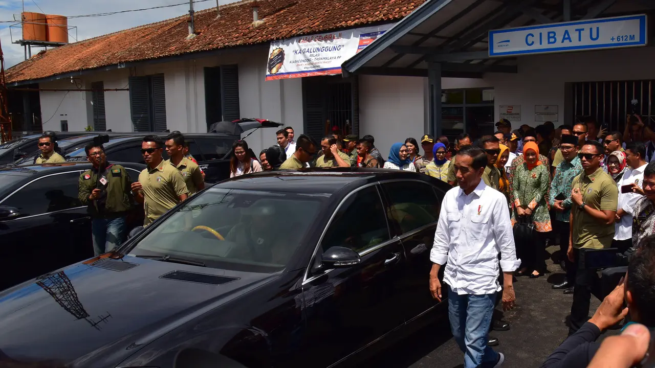 Presiden Jokowi membuka kembali (reaktivitas) jalur kereta api (KA) yang pernah ditutup di sejumlah stasiun di Kabupaten Garut. Foto: Setkab