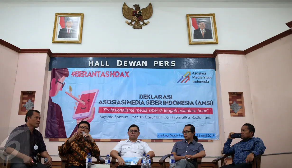 Ketua Dewan Pers, Yosep Adi Prasetyo (kedua kiri) menjadi pembicara diskusi Deklarasi Resmi Asosiasi Media Siber Indonesia, Jakarta, Selasa (18/4). Acara tersebut membahas "Profesionalisme media siber ditengah belantara Hoax". (Liputan6.com/Johan Tallo)