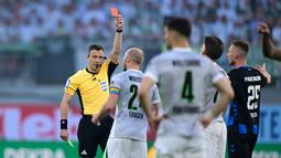 Hasil buruk ini membuat VfL Wolfsburg dipastikan terdegradasi dari Bundesliga untuk pertama kalinya dalam 29 tahun. (AFP/Ina Fassbender)