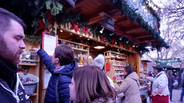 Meriahnya Pasar Natal Berlatar Kastil di Wina, Austria