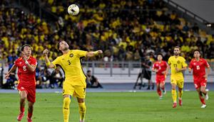 Pemain Tmnas Vietnam, Chau Ngoc Quang (kiri), berebut bola dengan pemain Timnas Malaysia, Facundo Tomas Garces (2 kiri), dalam pertandingan kualifikasi Piala Asia AFC Grup F di Stadion Nasional Bukit Jalil, Kuala Lumpur, pada 10 Juni 2025. (Mohd RASFAN / AFP)