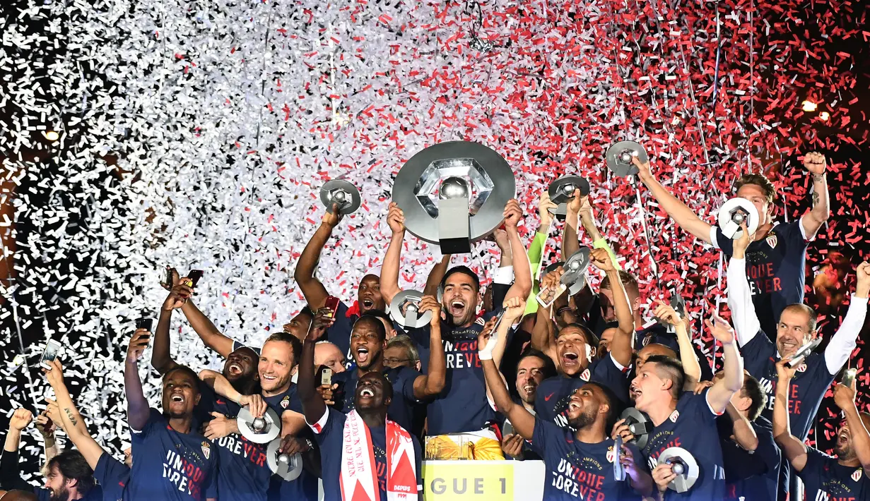 Pemain Monaco merayakan gelar juara Liga Prancis usai mengalahkan Saint Etienne 2-0 pada pertandingan pekan ke-37 di Stadion Stade Louis II, Kamis (18/5) dini hari. AS Monaco meraih gelar Liga Prancis perdananya dalam 17 tahun. (BORIS HORVAT / AFP)