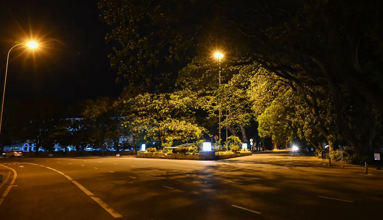 Pemandangan jalan yang sepi di tengah jam malam 36 jam untuk mencegah protes terhadap Presiden Sri Lanka Gotabaya Rajapaksa di Kolombo, 2 April 2022. Perintah datang sehari setelah pemberlakukan keadaan darurat menyusul protes keras atas krisis ekonomi terburuk negara itu. (Ishara S. KODIKARA/AFP)