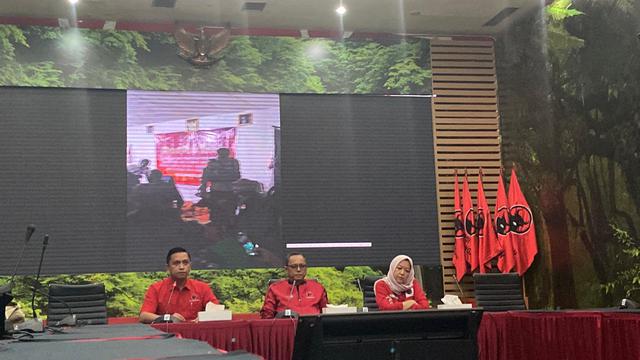 Ketua DPP PDIP Deddy Sitorus saat jumpa pers di DPP PDIP, Jumat (13/10/2024). PDIP mengungkap dugaan intervensi aparat kepolisian di Pilkada Papua Tengah. (Merdeka.com/Muhammad Genantan Saputra)