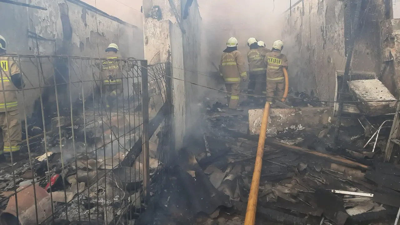 Kebakaran melalap 7 unit rumah kontrakan serta satu unit kendaraan roda empat di jalan Angsana Timur, Cengkareng, Jakarta Barat.