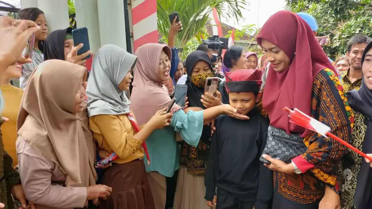 Farel Prayoga disambung para tetangga saat pulang ke rumah di Kepundungan Banyuwangi. (Hermawan/Liputan6.com).