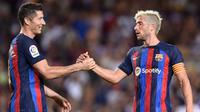 Selebrasi Robert Lewandowski dan Sergi Roberto saat Barcelona melawan Valladolid (AFP)
