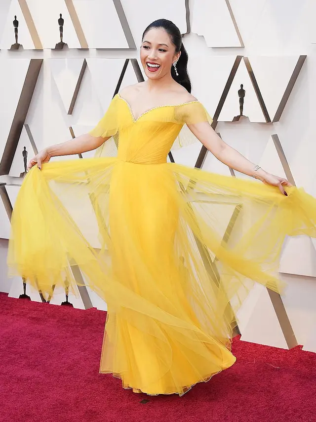 Alasan Constance Wu Pakai Gaun Kuning di Oscar 2019