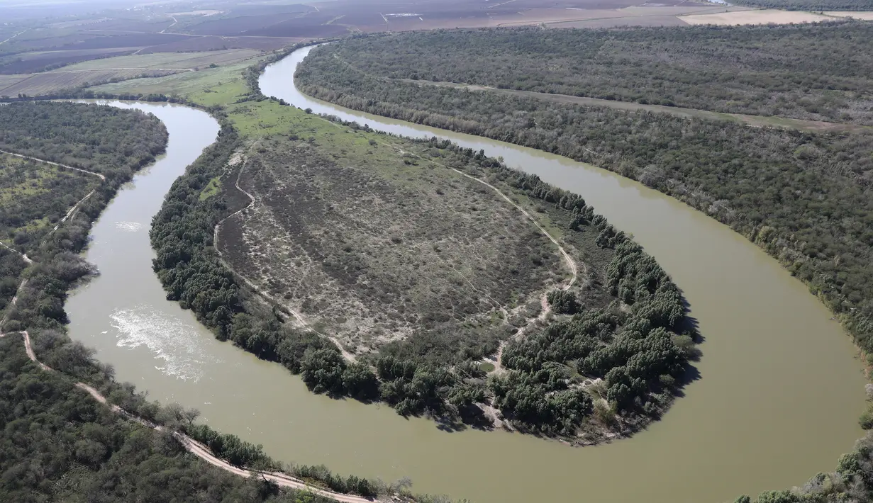 Sungai Rio Grande sepanjang perbatasan AS-Meksiko di McAllen, Texas (3/1). Ribuan imigran Meksiko juga nekat menggunakan ferry saat memasuki Texas, AS melalui sungai tersebut setiap tahunnya. (AFP Photo/John Moore/Getty Images)