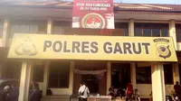 Nampak sejumlah wartawan tengah berada di Mapolres Garut, yang berada di jalan Sudirman, Garut, Jawa Barat (Liputan6.com/Jayadi Supriadin)