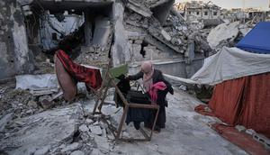 Ada beberapa yang masih utuh berdiri, tapi banyak dari rumah warga Gaza hancur tak bersisa. Tampak dalam foto, Saadia Abu Duheir, seorang ibu dari enam anak, menjemur pakaian di samping tenda yang didirikan di atas reruntuhan rumah keluarganya yang runtuh di lingkungan Sheikh Radwan, Kota Gaza, Rabu, 26 November 2025. (AP Photo/Jehad Alshrafi)