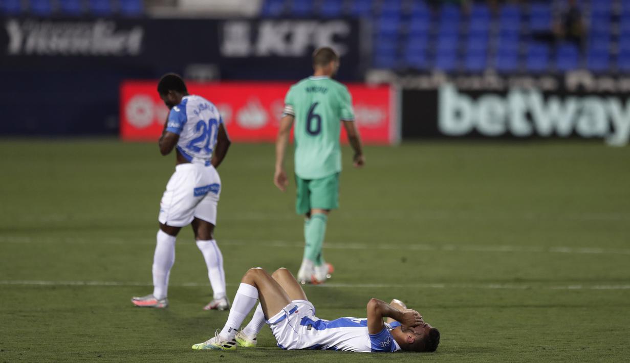 Reaksi pemain Leganes Oscar Leganes (depan) usai menghadapi Real Madrid pada pertandingan La Liga di Stadion Butarque, Leganes, Madrid, Spanyol, Minggu (19/7/2020). Pertandingan berakhir dengan skor 2-2. (AP Photo/Bernat Armangue)