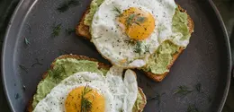 Avocado toast dengan egg dan herb mengandung protein, lemak sehat, dan berbagai zat yang baik untuk meningkatkan kesehatan tubuh. (Foto/dok: Pexels/Nicola Barts)