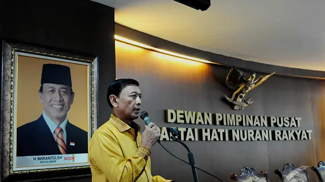 Tumpeng HUT ke-8 Partai Hanura