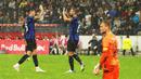 Pemain Inter Milan, Stefan de Vrij (tengah) melakukan selebrasi bersama rekannya Alessandro Bastoni (kiri) setelah mencetak gol ke gawang RB Salzburg pada laga uji coba pramusim di Red Bull Arena, Austria, 10 Agustus 2023 WIB. (AFP/APA/Krugfoto)
