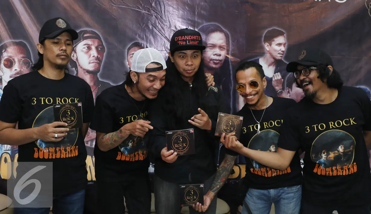 Boomerang, Grassrock dan D'bandhits berpose bareng seusai peluncuran album di Kawasan Kemang, Jakarta, Jumat (29/04/2016). Boomerang, Grassrock dan D'bandhits launching album kompilasi mereka yang diberi nama 3 ROCK. (Liputan6.com/Herman Zakharia)