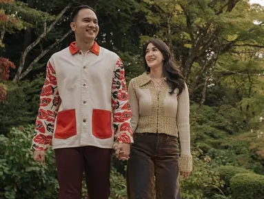 Elma Agustin atau Elma eks girlband Princess tengah bahagia dilamar kekasihnya saat liburan ke Jepang. Dalam potret yang dibagikan, Elma tampak begitu bahagia, memancarkan senyum yang tak bisa disembunyikan, menandakan cinta dan kebahagiaan yang ia rasakan. (Liputan6.com/IG/@elmaaa_e)