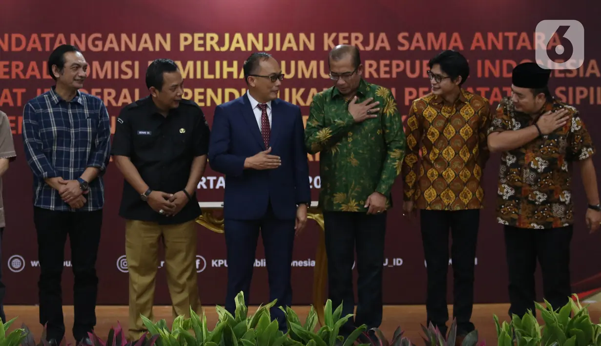 Sekretaris Jenderal KPU RI Bernad Dermawan Sutrisno (kedua kiri), Dirjen Dukcapil Zudan Arif Fakrulloh (ketiga kiri), dan Ketua KPU RI Hasyim Asy'ari (ketiga kanan) saat penandatanganan perjanjian kerja sama antara Direktur Jenderal Dukcapil Kemendagri dengan Sekretaris Jenderal KPU RI di Gedung KPU, Jakarta, Rabu (29/6/2022). Kerja sama ini mengenai pemanfaatan nomor induk kependudukan, data kependudukan, dan kartu tanda penduduk elektronik dalam pemutakhiran data pemilih. (Liputan6.com/Angga Yuniar)