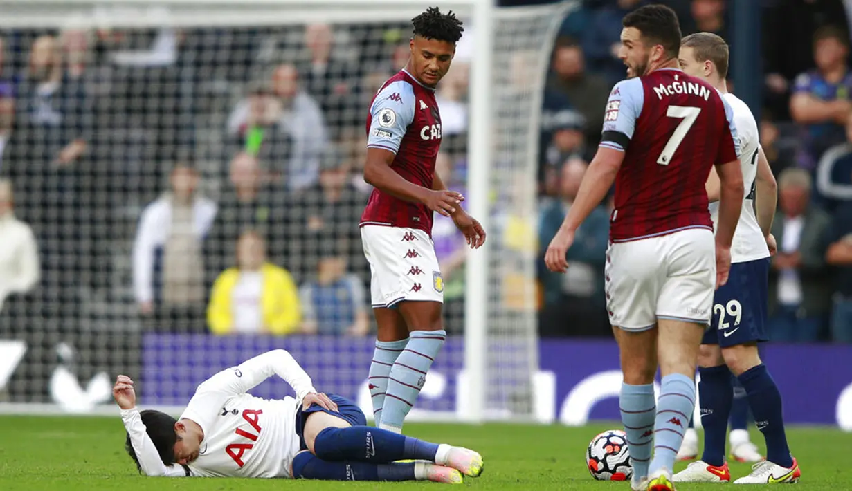 Pemain Tottenham Hotspur Son Heung-min terbaring di lapangan kesakitan saat melawan Aston Villa pada pertandingan sepak bola Liga Inggris di Stadion Tottenham Hotspur, London, Inggris, Minggu (3/10/2021). Tottenham Hotspur menang 2-1. (AP Photo/Ian Walton)