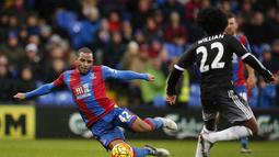  Pemain Crystal Palace, Jason Puncheon menghalau bola dari kejaran Willian pada laga Liga Premier Inggris di Stadion Selhurst Park, Inggris,, Minggu (3/01/2016). Chelsea menang 3-0. (Reuters/John Sibley)