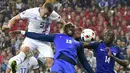Duel antara pemain Prancis dan Islandia pada laga perempat final Piala Eropa 2016 di Stade de France, Paris, Senin (4/7/2016) dini hari WIB. (AFP/Tobias Schwarz)