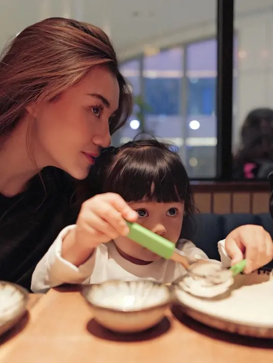 Istri Thariq Halilintar pancarkan aura keibuan dengan gaya kerennya saat momong Ameena Atta. [@aaliyah.massaid]